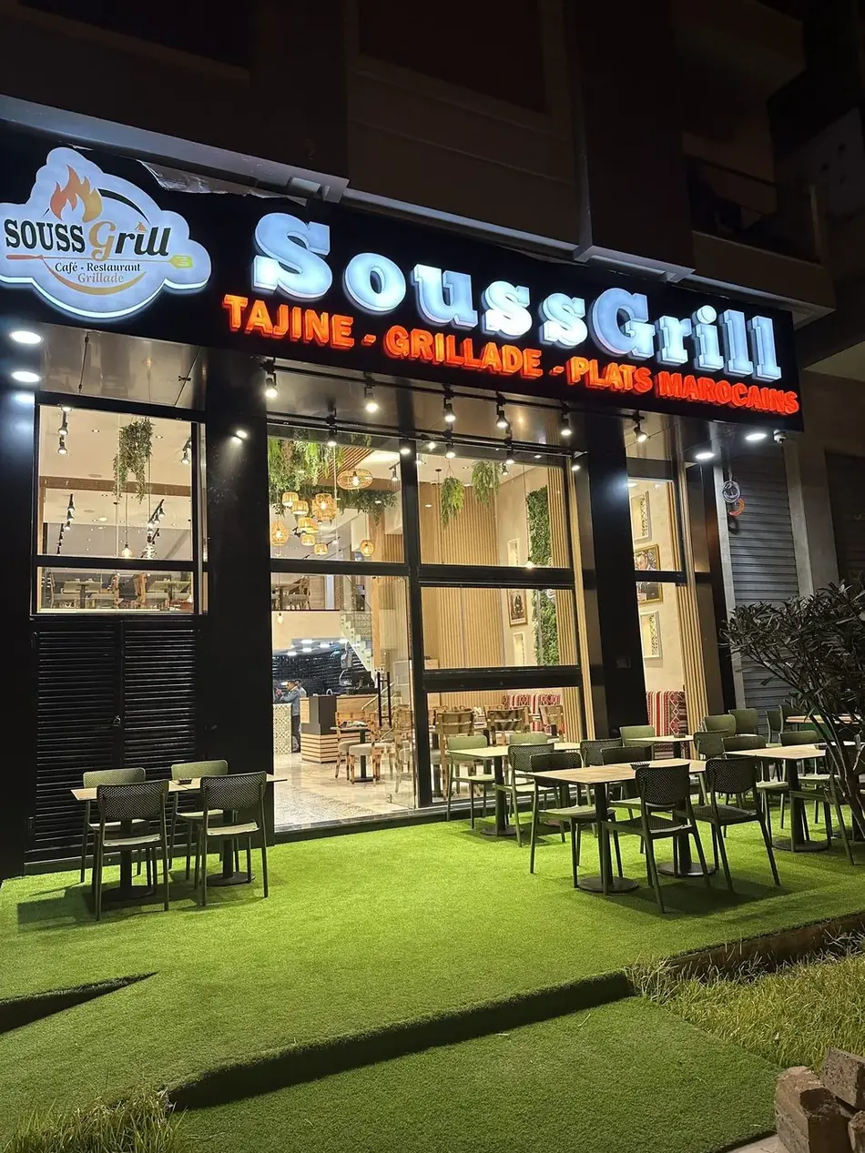 Façade du restaurant SoussGrill Jnane Californie, le soir